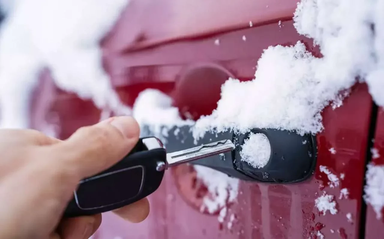 Почему зимой замки дверей замерзают и как этого избежать