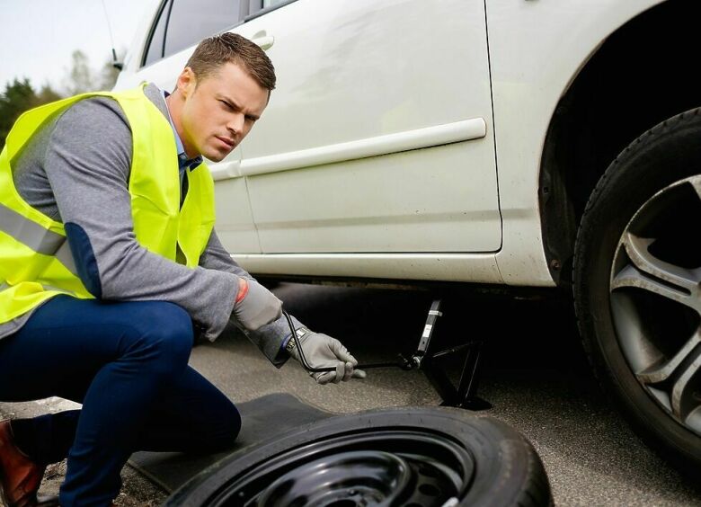 Как быстро и безопасно поменять колесо на дороге